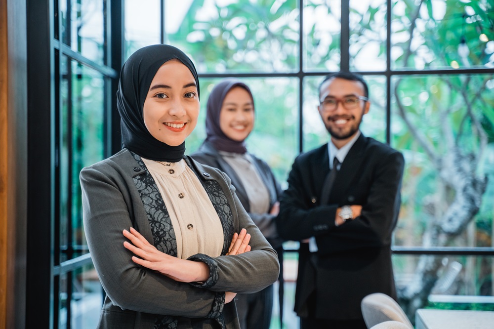 muslim businesswoman leader as she standing in front of her team